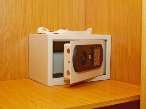a microwave sitting on top of a wooden shelf at Suite Mariposa Sospesa Sul Mare in Mindelo
