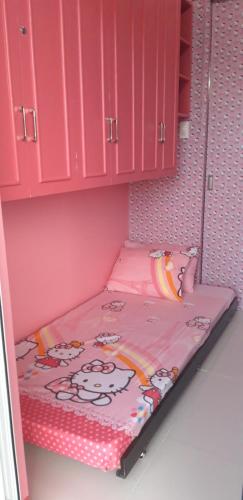 Ένα ή περισσότερα κρεβάτια σε δωμάτιο στο Hello Kitty at Wind Residences Tagaytay