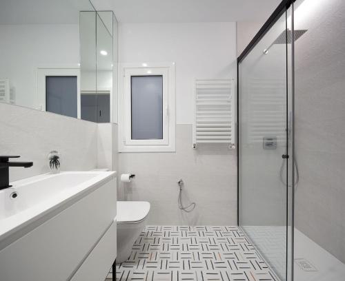 ein Bad mit einer Dusche, einem WC und einem Waschbecken in der Unterkunft ARRASATE SUITE Stylish, Super Central and New. in San Sebastián