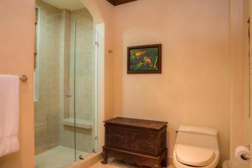 y baño con aseo y ducha acristalada. en Los Suenos Resort Bay Residence 7C, en Herradura