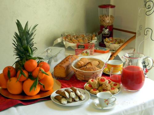 パレルモにあるB＆B オレート チェントロの食べ物の盛り付けテーブル