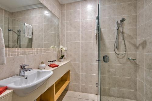 Bilik mandi di Pavillions on Hamilton Island by HIHA