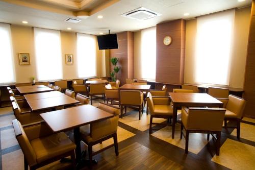 Um restaurante ou outro lugar para comer em Hotel Route-Inn Nanao Ekihigashi