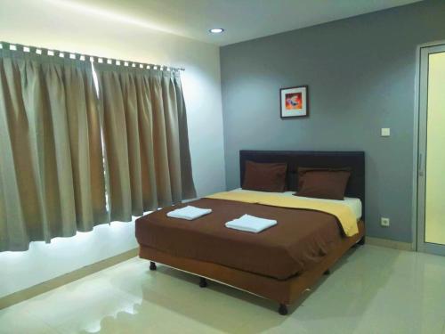 um quarto com uma cama grande num quarto em Villa Kaca em Tanjung Lesung