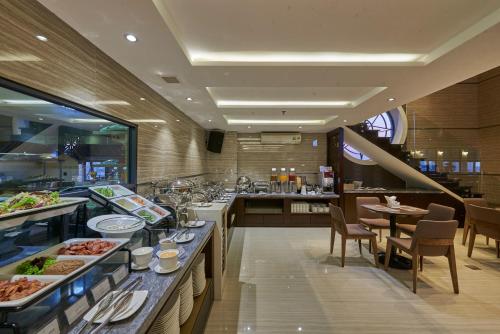 Makanan di atau berdekatan hotel