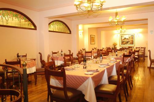 a dining room with long tables and chairs at El Cabildo Hotel in Arequipa