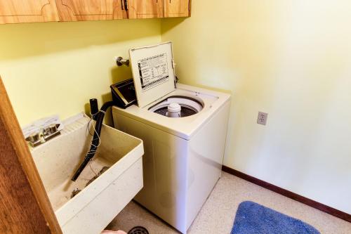 a washer and dryer in a small room at Paradise Regained in Len Landing