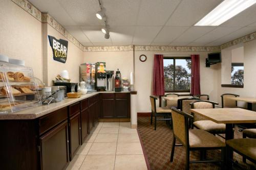ห้องอาหารหรือที่รับประทานอาหารของ Travelodge by Wyndham Cleveland Lakewood