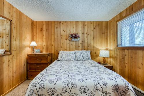 A bed or beds in a room at Black Butte Ranch: Hawks Beard Home