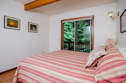 Кровать или кровати в номере Redwood Rest