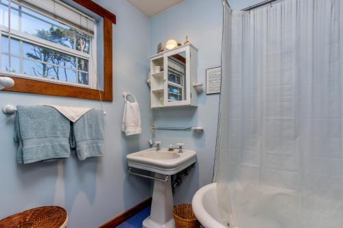 a bathroom with a sink and a shower at Oregon Bed n' Beach in Holiday Beach