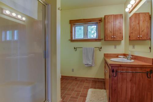 La salle de bains est pourvue d'une douche et d'un lavabo. dans l'établissement Mackinaw Getaway, à Sagle