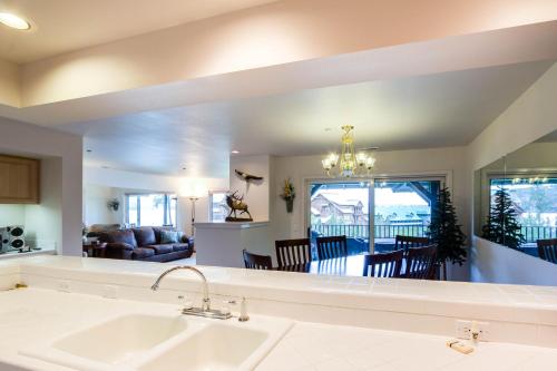 - une cuisine et un salon avec vue sur le salon dans l'établissement Arrow Point Apartments, à Twin Beaches