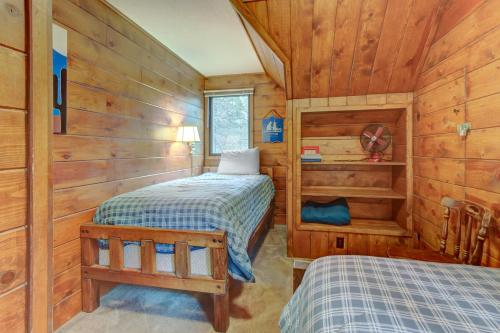 a bedroom with two beds in a cabin at Conifer Lane - Lovely Woodland Setting in Sunriver