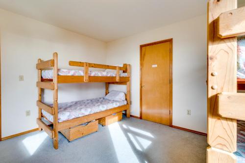 a bedroom with two bunk beds in a room at Villa VilleKulla on the Oceanfront in Oceanside