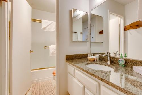 La salle de bains est pourvue d'un lavabo et d'un miroir. dans l'établissement St. Moritz 75, à Mammoth Lakes