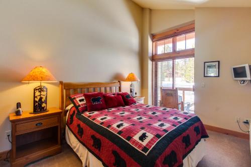 Кровать или кровати в номере Lodestar Cabins