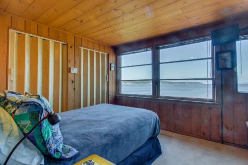 Coveland的住宿－The Cabin At Penn Cove，一间设有床铺的卧室,位于带窗户的房间内