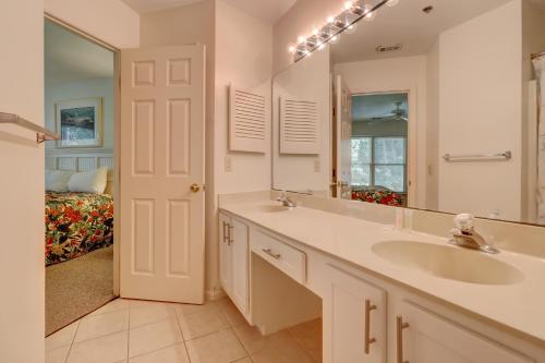 ein Badezimmer mit einem Doppelwaschbecken und einem Spiegel in der Unterkunft Ocean Breeze 96 in Hilton Head Island