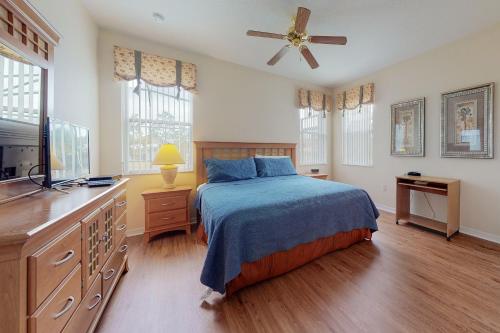 a bedroom with a bed and a ceiling fan at Sunbeam Paradise in Davenport