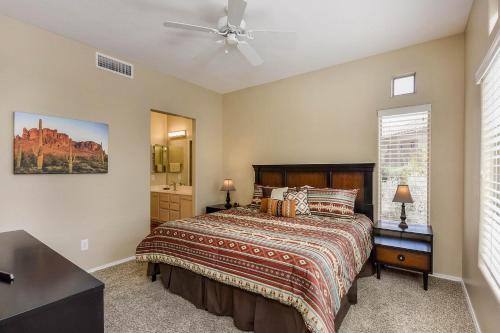 ein Schlafzimmer mit einem Bett und einem Deckenventilator in der Unterkunft Vistoso Resort Casita #165 in Tortolita