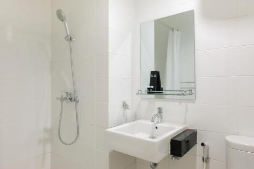 Ένα μπάνιο στο Modern City View Studio Apartment at Tuscany Residences By Travelio