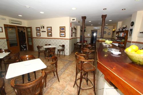 Un restaurante o sitio para comer en Hostal Castilla