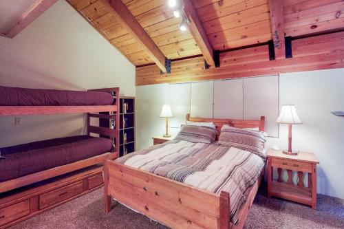 Двухъярусная кровать или двухъярусные кровати в номере Courchevel 48