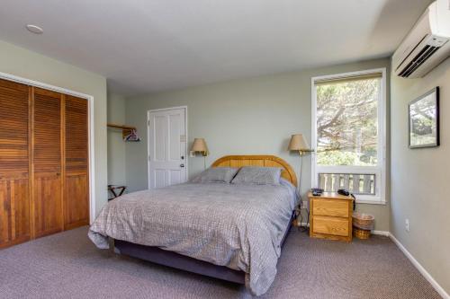Un pat sau paturi într-o cameră la Spindrift Oceanfront Home - The Helm