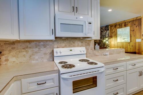uma cozinha com um fogão branco e um micro-ondas em Peaceful Pines Retreat em Mevers