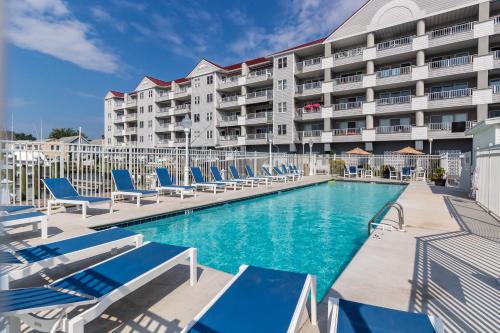 basen z leżakami i hotel w obiekcie White Marlin w mieście Ocean City