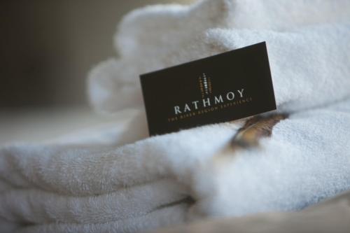 een kaart bovenop een stapel handdoeken bij Rathmoy Lodge in Hunterville