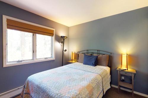 ein Schlafzimmer mit einem Bett, einem Fenster und zwei Lampen in der Unterkunft McCloud 137 in Incline Village