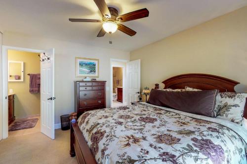 - une chambre avec un lit et un ventilateur de plafond dans l'établissement Cedars West, à Incline Village
