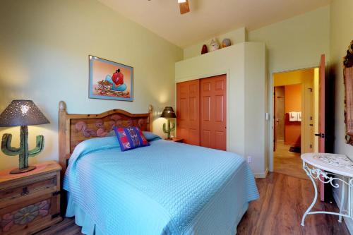 um quarto com uma cama com um edredão azul em Rancho Vistoso #2677 em Catalina