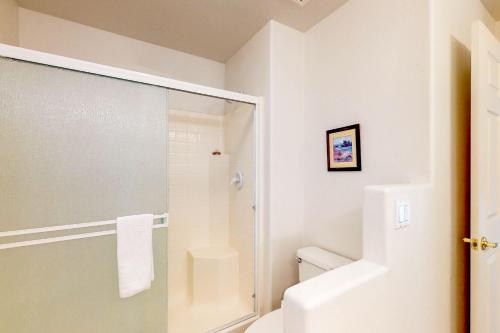 une salle de bain avec douche et toilettes dans l'établissement Vistoso Resort Casita #149, à Tortolita
