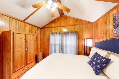 Posteľ alebo postele v izbe v ubytovaní Rocky Creek Cabin B