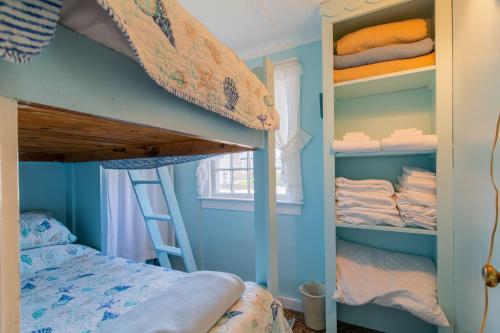ウェルズ・ビーチにあるThe Eastern Avenue Cottageのベッドルーム1室(二段ベッド、タオル、はしご付)