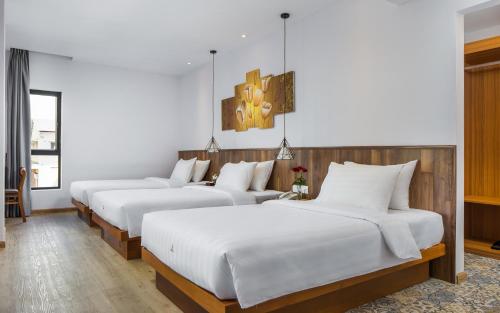 Una cama o camas en una habitación de Phnom Penh 51 Hotel & Residences