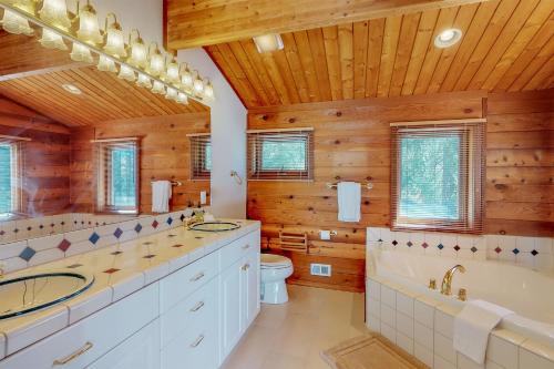 a bathroom with two sinks and a tub and a toilet at Gordon Haus at Kahler Glen in Lake Wenatchee