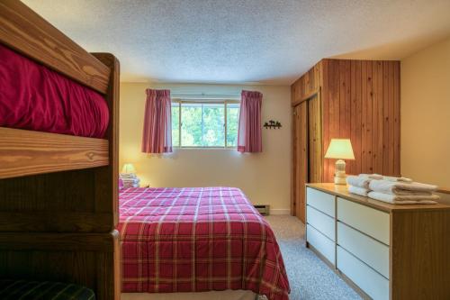 ein Schlafzimmer mit einem Bett, einer Kommode und einem Fenster in der Unterkunft Fall Line S209 in Newry