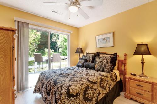 シルバにある2 Bed 1 Bath Vacation home in Sylvaのベッドルーム1室(ベッド1台付)、スライド式ガラスドアが備わります。