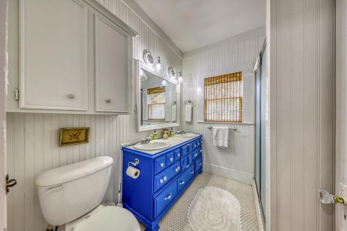 bagno con lavandino blu e servizi igienici di Havana Haus a New Braunfels