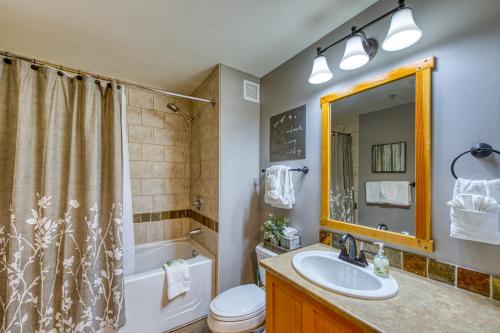 een badkamer met een wastafel, een bad en een toilet bij Passage Point 207 in Copper Mountain