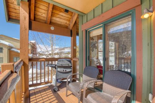 a screened porch with chairs and a grill on it at Tenderfoot Lodge 2621 in Keystone