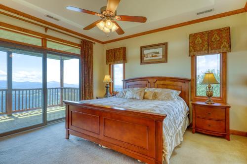 een slaapkamer met een groot bed en een balkon bij Reserve 29 in Sugar Mountain