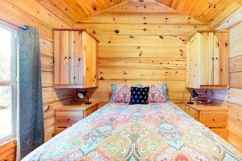 Ένα ή περισσότερα κρεβάτια σε δωμάτιο στο Rocky Creek Cabin A