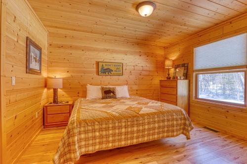 ein Schlafzimmer mit einem Bett in einem Blockhaus in der Unterkunft Lazy Bear Lodge in Conway