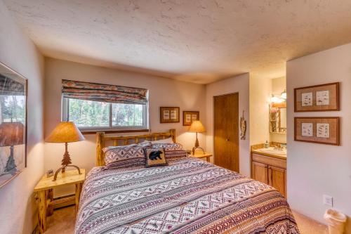 Giường trong phòng chung tại Buffalo Ridge A306 - 2 Bed 2 Bath Apartment in Buffalo Ridge Condos