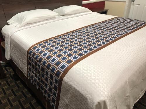 Ένα ή περισσότερα κρεβάτια σε δωμάτιο στο Whittier Travel Inn